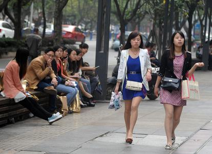 郑州大学生排队守护“红薯大叔”